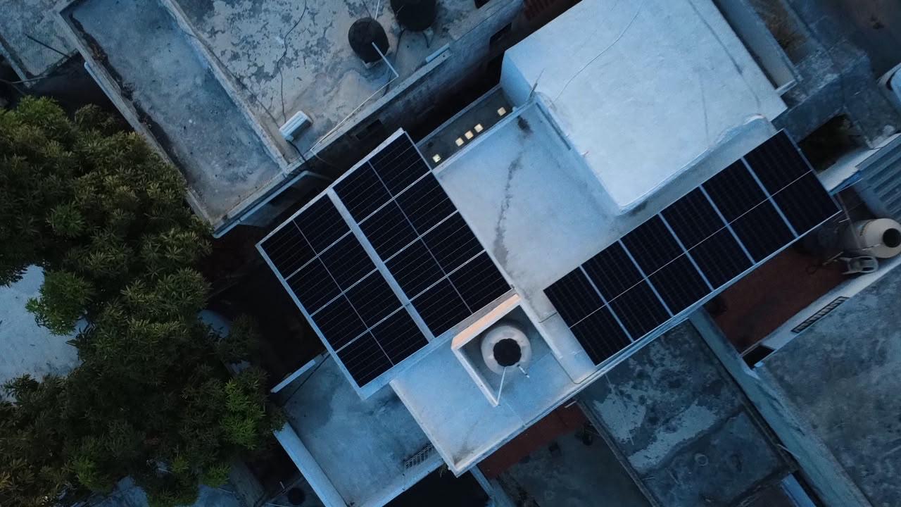 Vista aérea de paneles solares instalados en una azotea