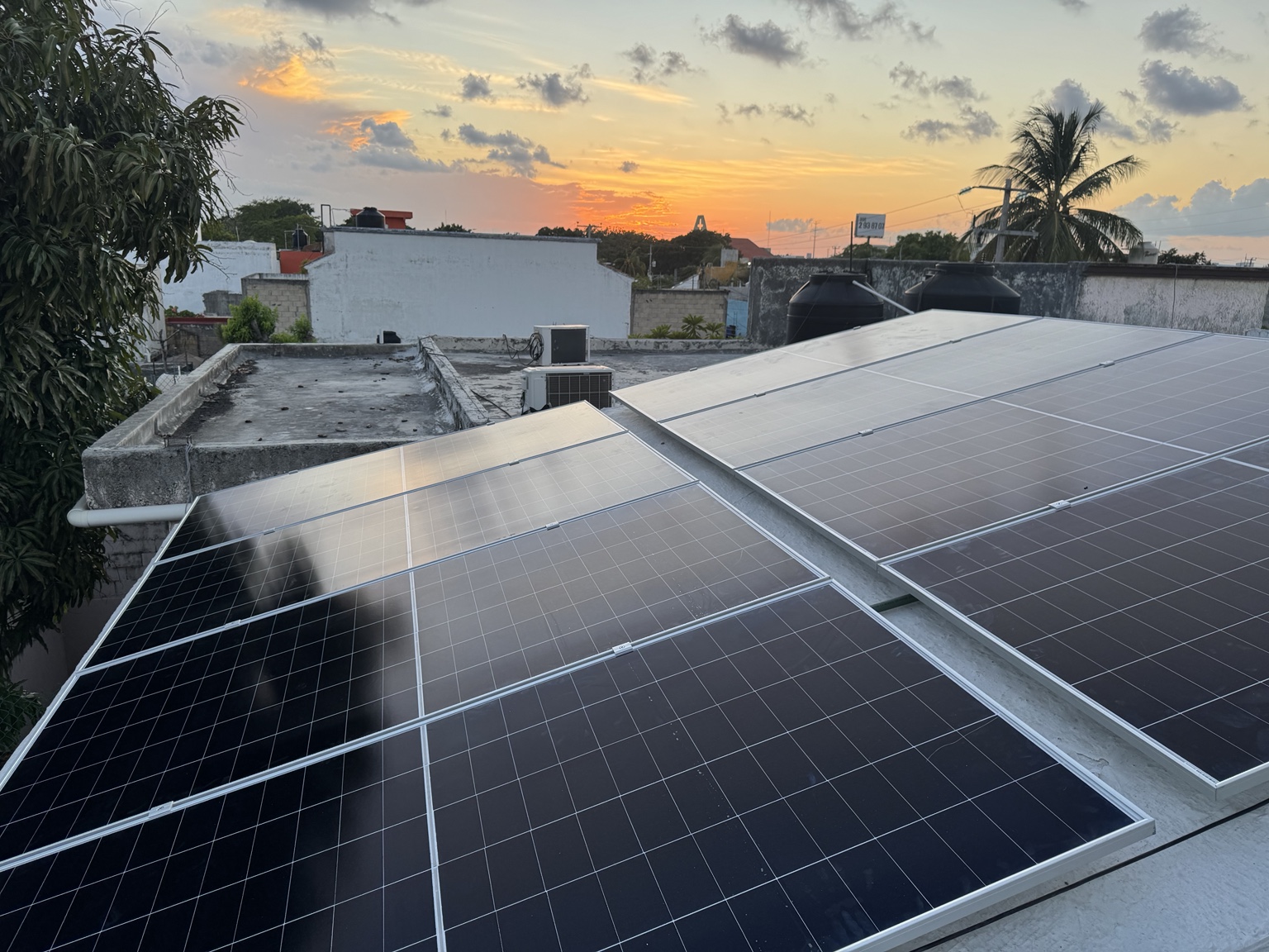 Paneles solares residenciales al atardecer
