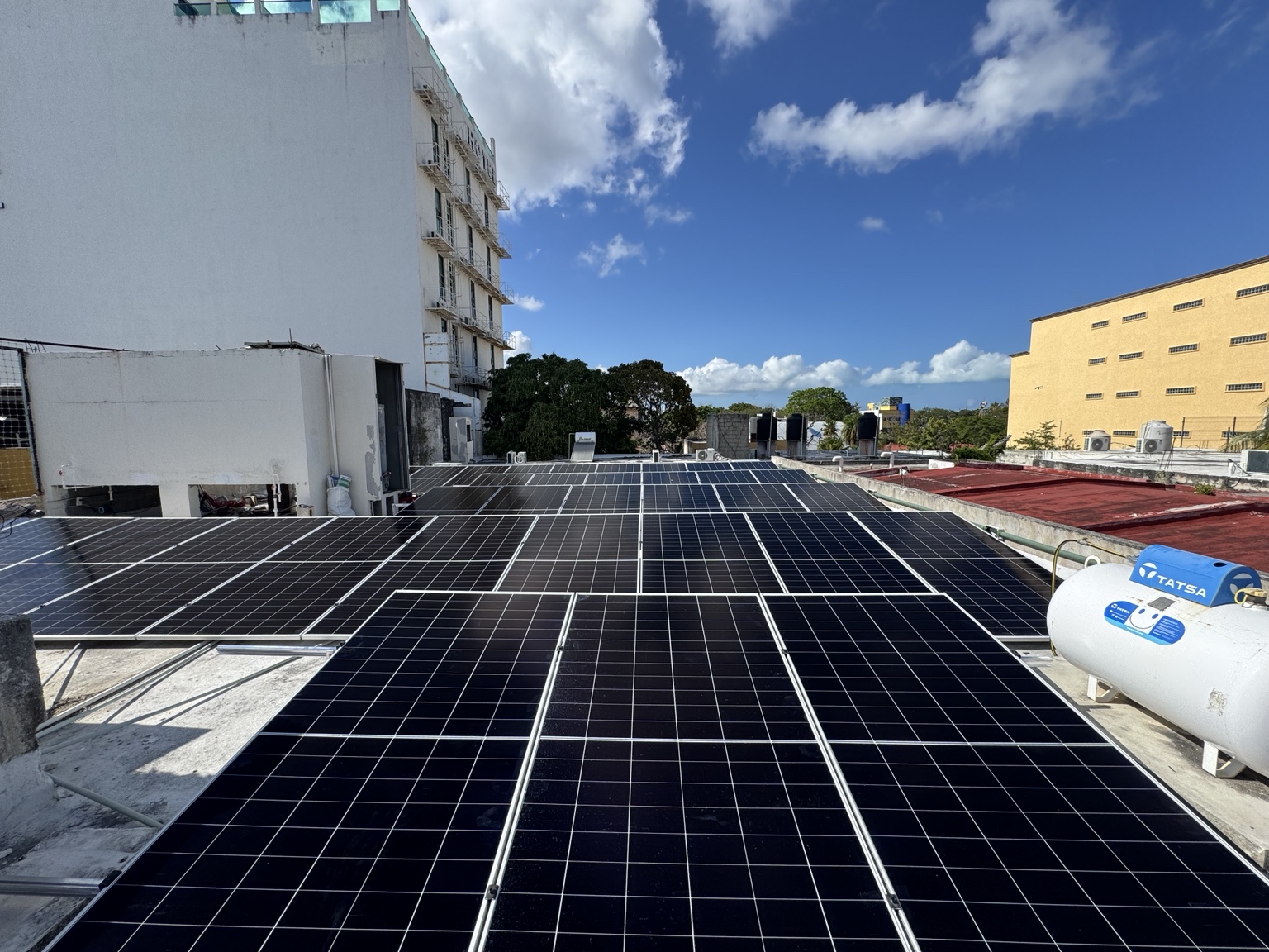 Arreglo de paneles solares en una azotea amplia