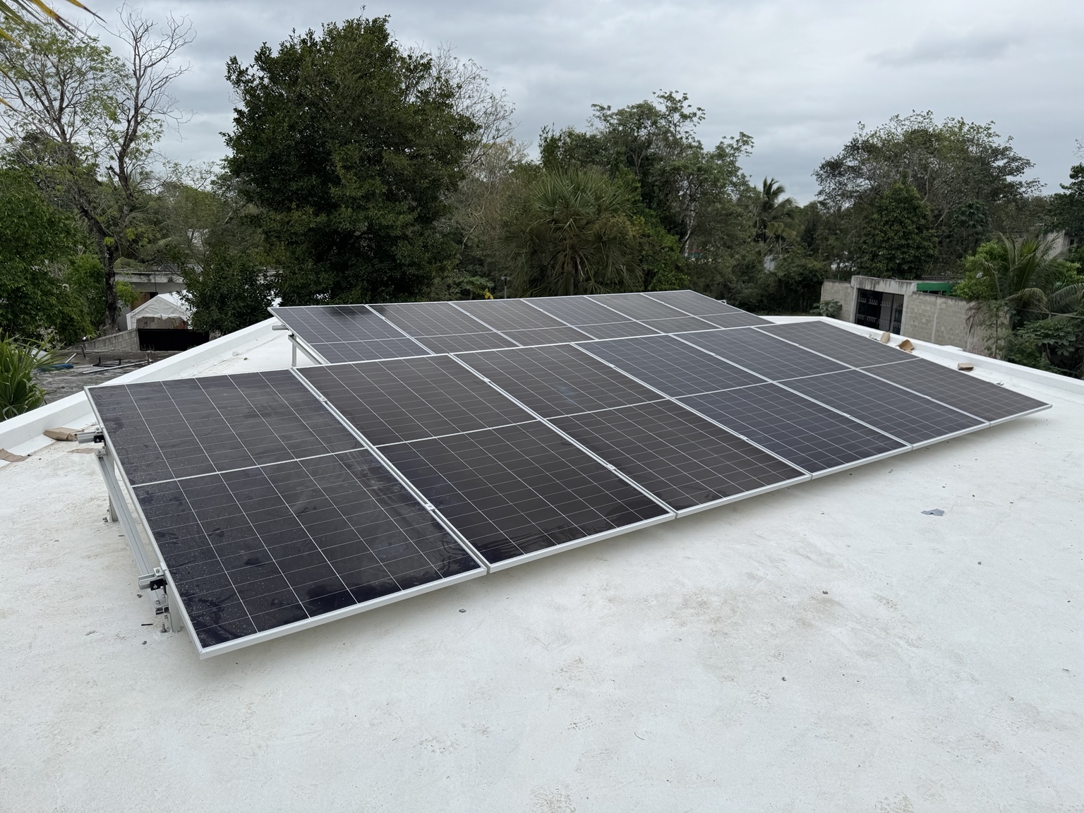 Vista amplia de módulos solares instalados en techo