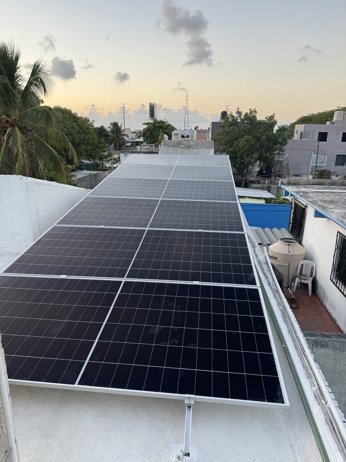 Sistema fotovoltaico instalado en techo residencial