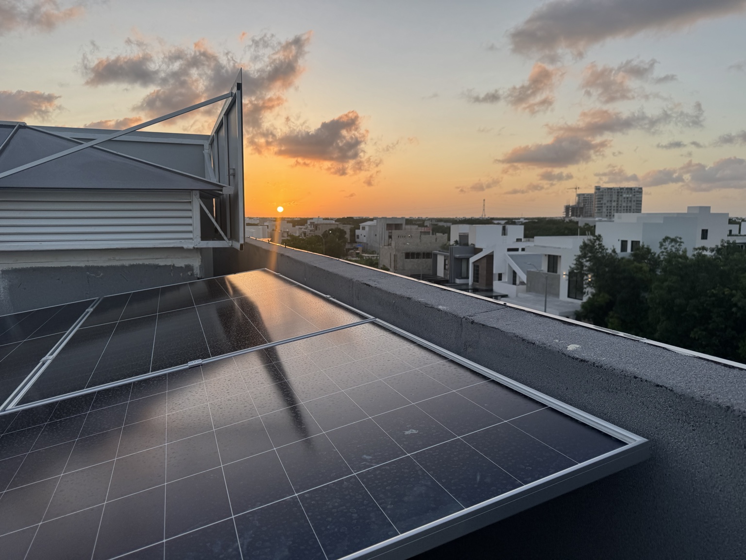 Paneles solares sobre una terraza